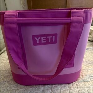 YETI Vibrant Pink Tote Bag
Camino 35
Used twice
Great condition
Limited edition